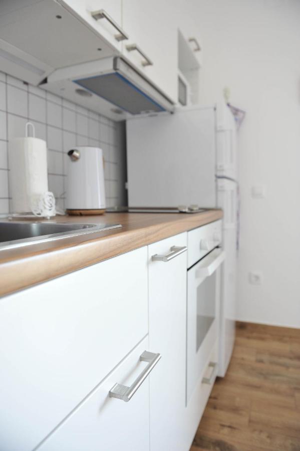 Apartmani Rebecca Vir Exterior foto