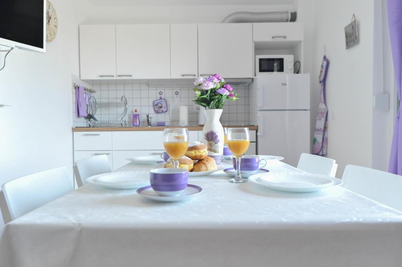 Apartmani Rebecca Vir Exterior foto