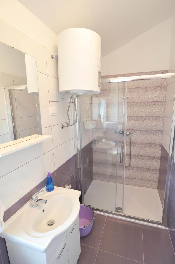 Apartmani Rebecca Vir Exterior foto