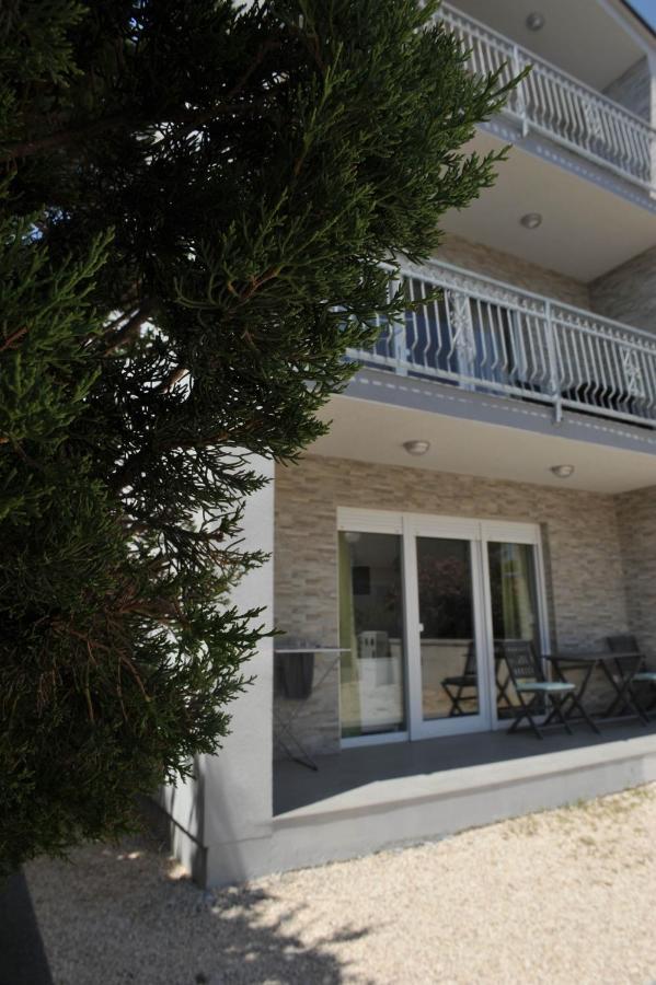 Apartmani Rebecca Vir Exterior foto