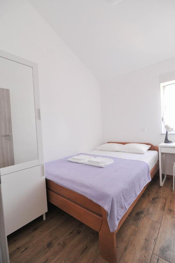 Apartmani Rebecca Vir Exterior foto