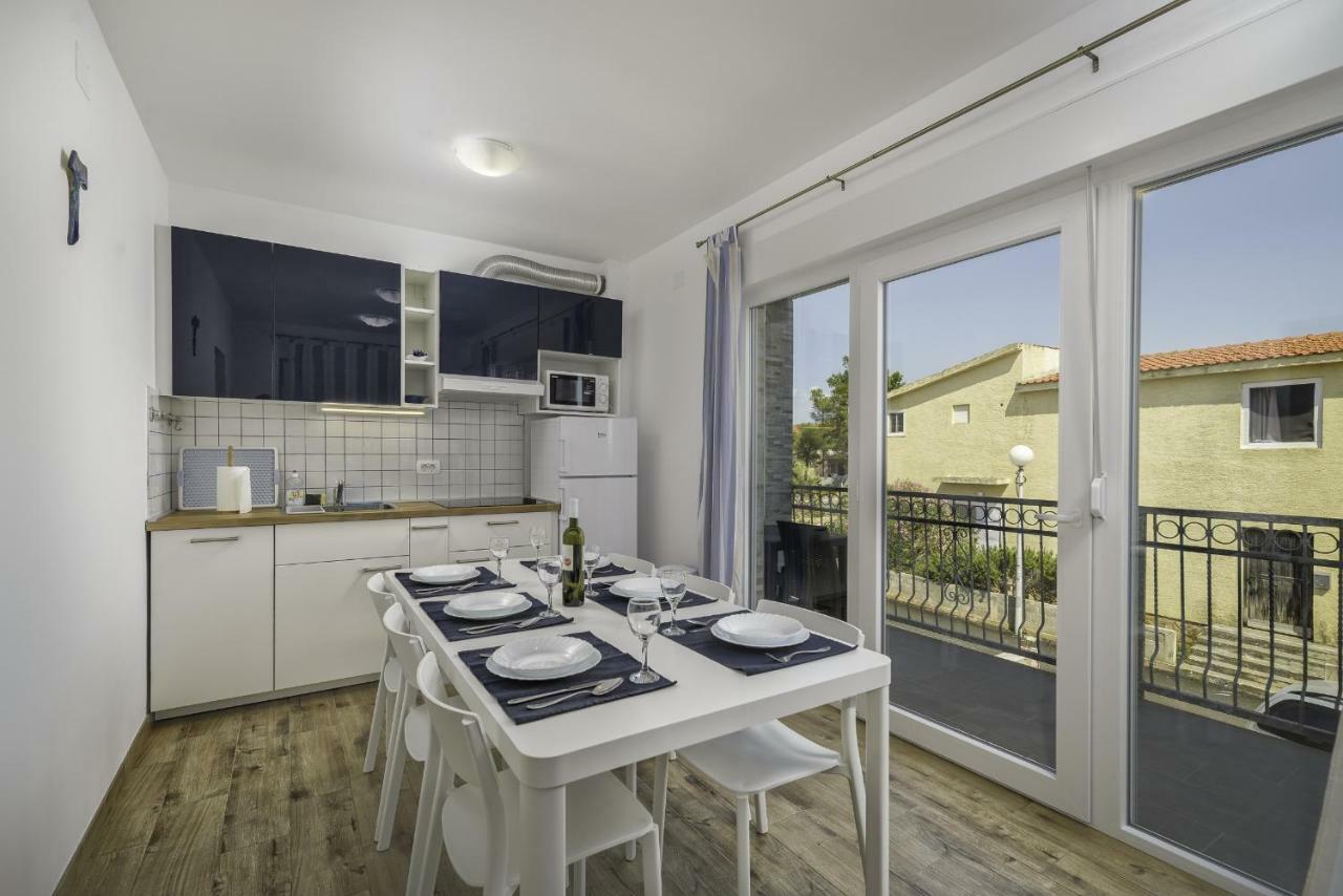 Apartmani Rebecca Vir Exterior foto